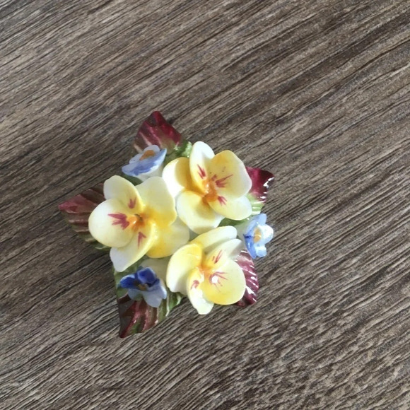 Vtg China  flower brooch - Picture 2 of 5